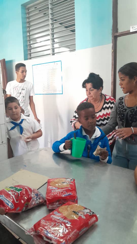 gastropinar's tweet photo. La escuela primaria Vladimir Ilich Lenin disfruta de los servicios que brinda la UEB Heladería Coppelia.
#gastronomiapinar 
#comerciopinar 
@Tamara46100733 
@Rogelio42958633 https://t.co/hM8LpTUqB7