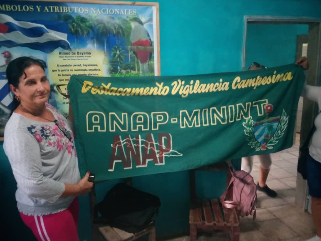 (...)continuar combatiendo las manifestaciones d delito, indisciplina social y corrupción... Ante este llamado,   el  Campesinado 🇨🇺 y asociados d #AnapCuba fortalecen  Destacamentos d Vigilancia Campesina q permanecen alertas enfrentando estás actitudes negativas #UnidosPorCuba