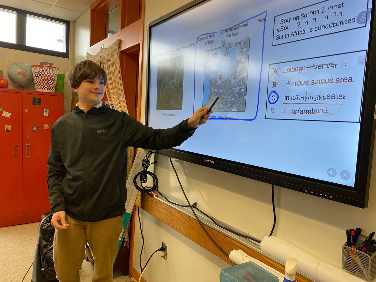 MsSelv_SHS's tweet image. Wednesday, students in Pre-AP World History &amp;amp; Geography engaged in a reteach of Evaluating Evidence standard. Students reviewed their responses, explained what thinking led them to a correct/incorrect response, &amp;amp; shared that thinking #studentledlearning @_salemhigh_