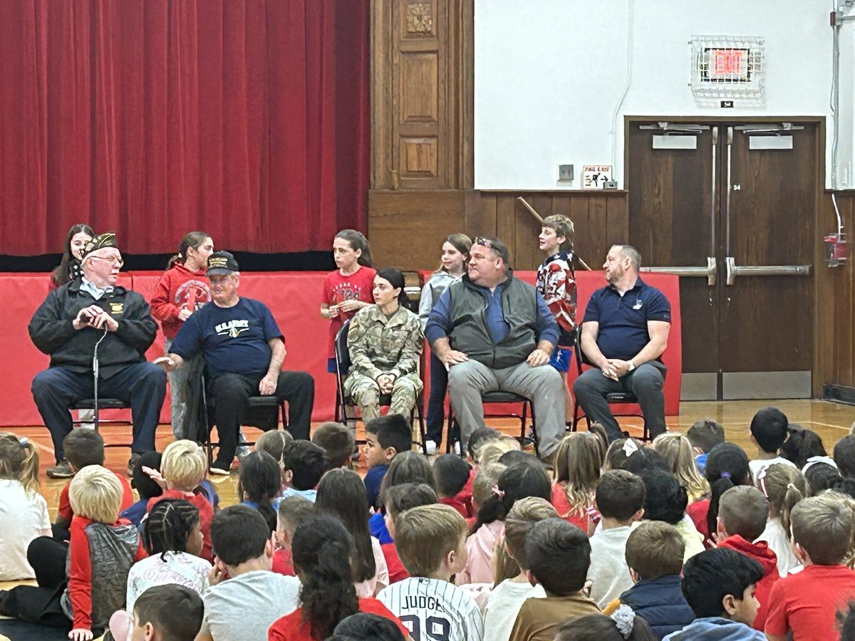 CenterGroveES's tweet image. Today, we celebrated our Veterans and thanked them for their bravery and dedication to keeping us safe.