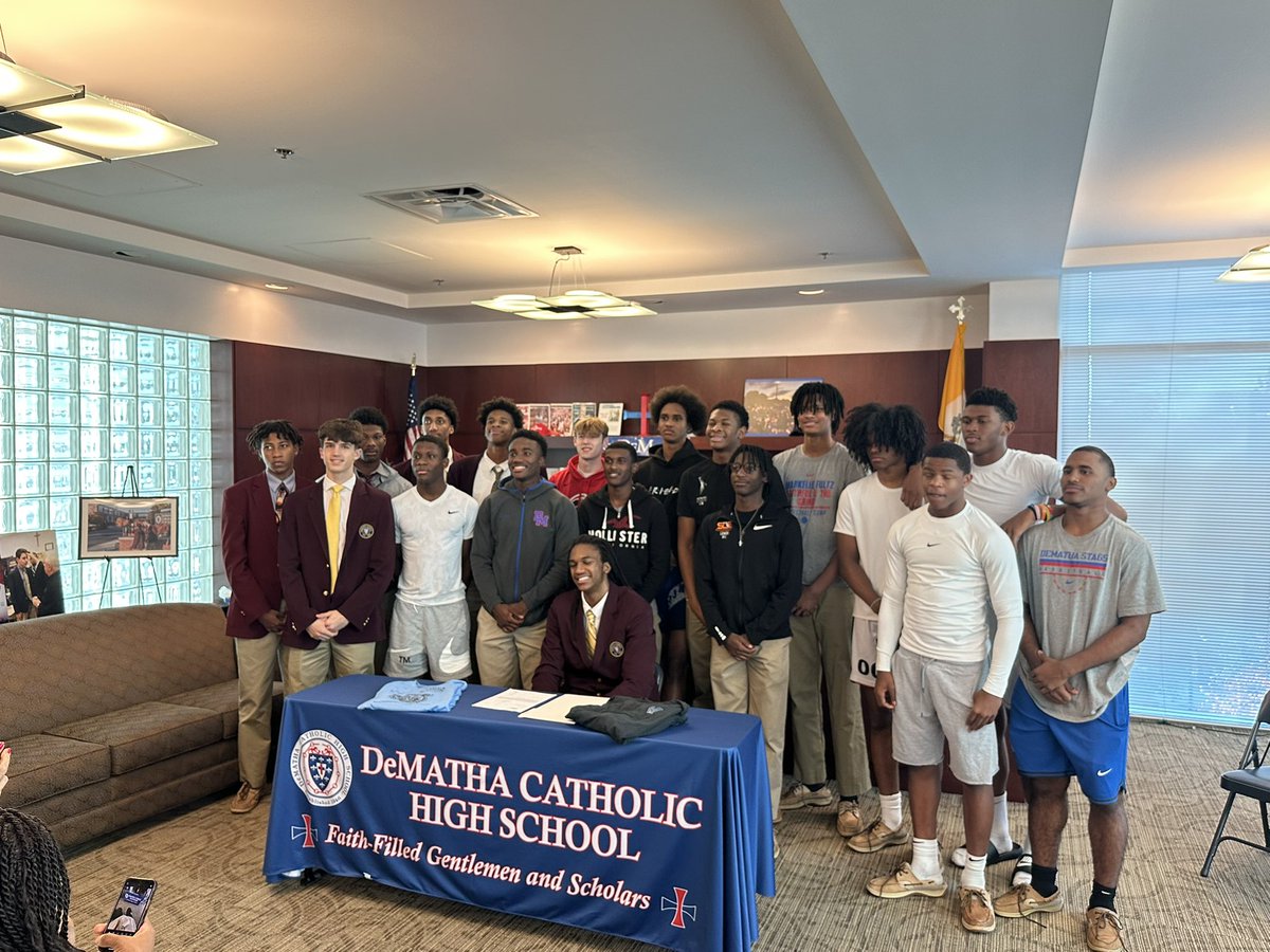DeMathaHoops's tweet photo. It’s Official, this Stag is a Wildcat! Congratulations to Malcolm Thomas on signing to Villanova Univeristy. #madisonstreethoops https://t.co/e8TzJvSIOt