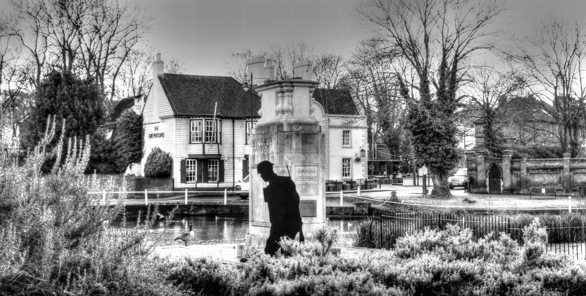 colcas57's tweet photo. #ArmisticeDay 
#lestweforget 
#wewillrememberthem 
#NeverForget 
Carshalton Memorial Garden at Carshalton Ponds with @GreyhoundH in the background https://t.co/mv1i6gSQxQ