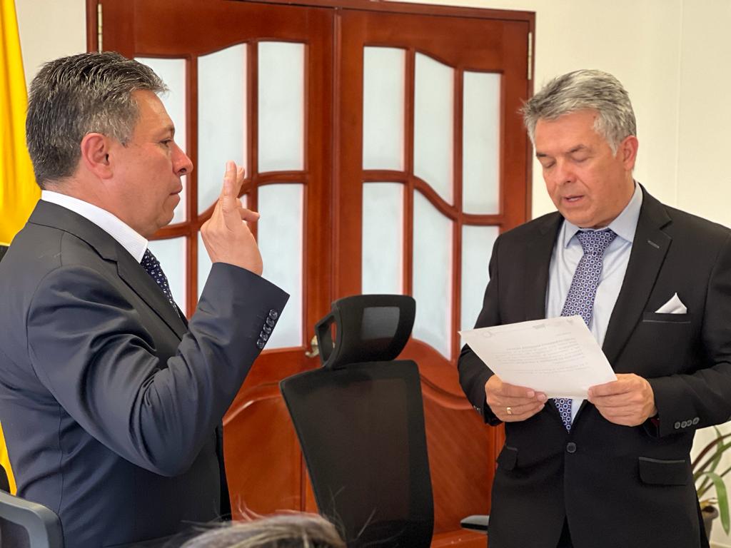 UPTCoficial's tweet photo. 📌 #UPTCInforma | Damos una cálida bienvenida a Hugo Hernando Mendoza Vargas como nuestro nuevo Decano de la Facultad de Estudios a Distancia #UPTC, @DFesad 👍🏼

¡Le deseamos lo mejor en esta nueva etapa llena de retos y éxitos! 💛 🖤

🧵👇🏼 https://t.co/UCyzkqXiei