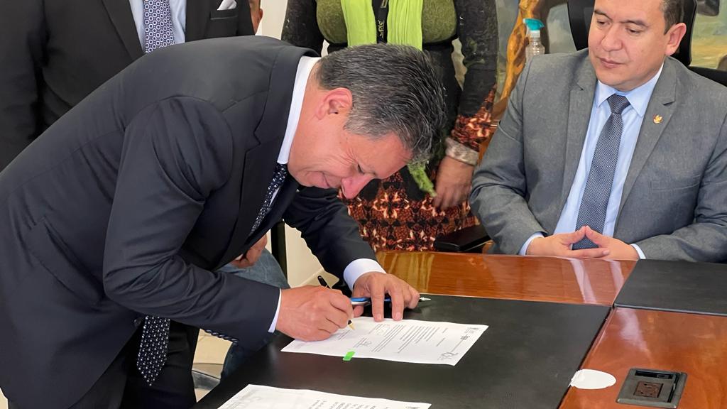 UPTCoficial's tweet photo. 📌 #UPTCInforma | Damos una cálida bienvenida a Hugo Hernando Mendoza Vargas como nuestro nuevo Decano de la Facultad de Estudios a Distancia #UPTC, @DFesad 👍🏼

¡Le deseamos lo mejor en esta nueva etapa llena de retos y éxitos! 💛 🖤

🧵👇🏼 https://t.co/UCyzkqXiei