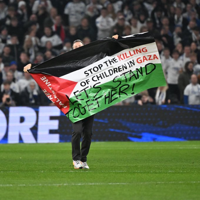 selmkilic's tweet photo. Kopenhag-Manchester United maçında sahaya giren bir kişi, "Gazze'nin Çocuklarını öldürmeyi durdurun" yazılı Filistin bayrağı açtı.
#Filistin #Gazze #israil https://t.co/JCRkC6scla