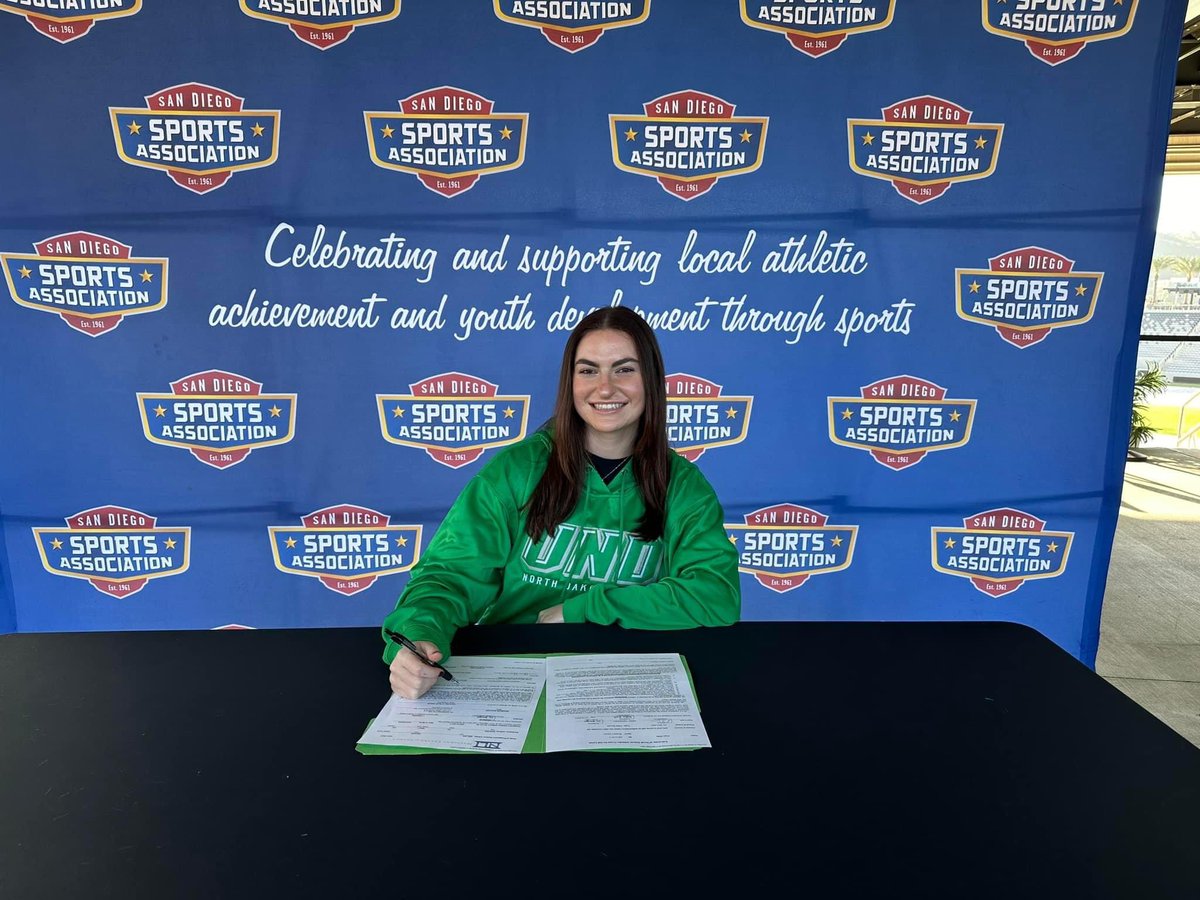 GraceMillerGK's tweet photo. Officially a Fighting Hawk!! Proud to be part of the @UNDsoccer program and excited for the next chapter yet to be written!💚🤍 @PHHSWomenSoccer @ImYouthSoccer @RebelsSDSoccer @SDUSDAthletics @SoccerMomInt @themoderndaygk https://t.co/datE0DUY1l
