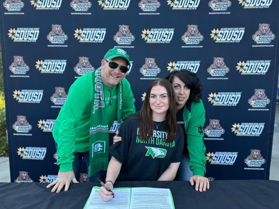 GraceMillerGK's tweet photo. Officially a Fighting Hawk!! Proud to be part of the @UNDsoccer program and excited for the next chapter yet to be written!💚🤍 @PHHSWomenSoccer @ImYouthSoccer @RebelsSDSoccer @SDUSDAthletics @SoccerMomInt @themoderndaygk https://t.co/datE0DUY1l