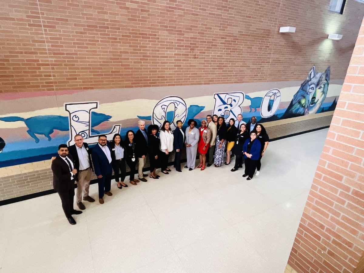ChavezHS_HISD's tweet photo. Thank you @fcpsnews and @summit_k12 for stopping by to see the great things happening at Chavez 🐺 for our EB students! #SiSePuede @monreal_sonya https://t.co/9Zh0ru9Y7p