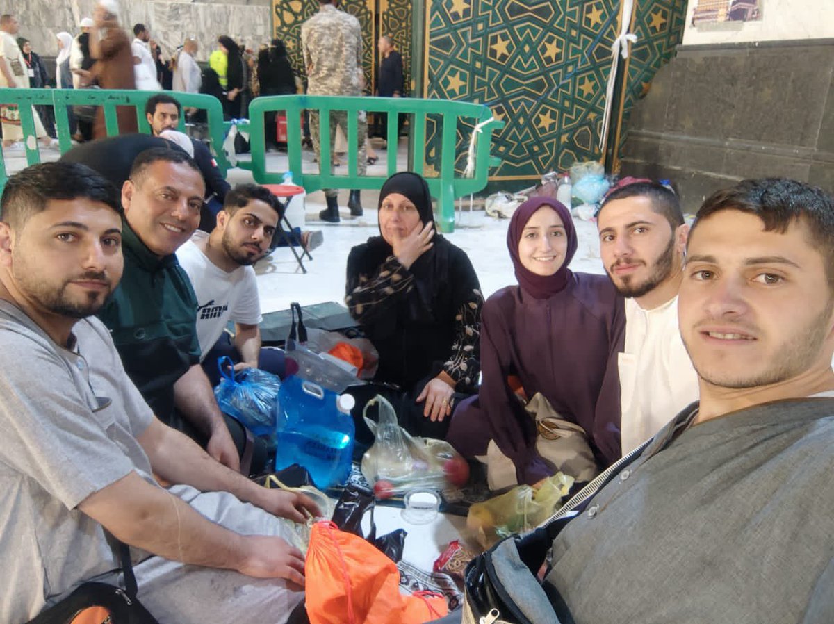 rola_heriz's tweet photo. أخر ذكرياتنا مع محمد بالعمرة من كم شهر سهرنا كتير في ساحات الحرم بعد تعب كتير نقعد نتسحر مع بعض و نضحك من كل قلبنا على شرحه للمواقف اللي كنا نتعرضلها بالزحمة طول اليوم ، من أجمل الليالي بأطهر مكان 
الله يرحمك يا محمد كنت عزيز وأخ إلي وياريتنا كنا بنعرف انه هيكون اللقاء الأخير معك https://t.co/myR82aDPt9