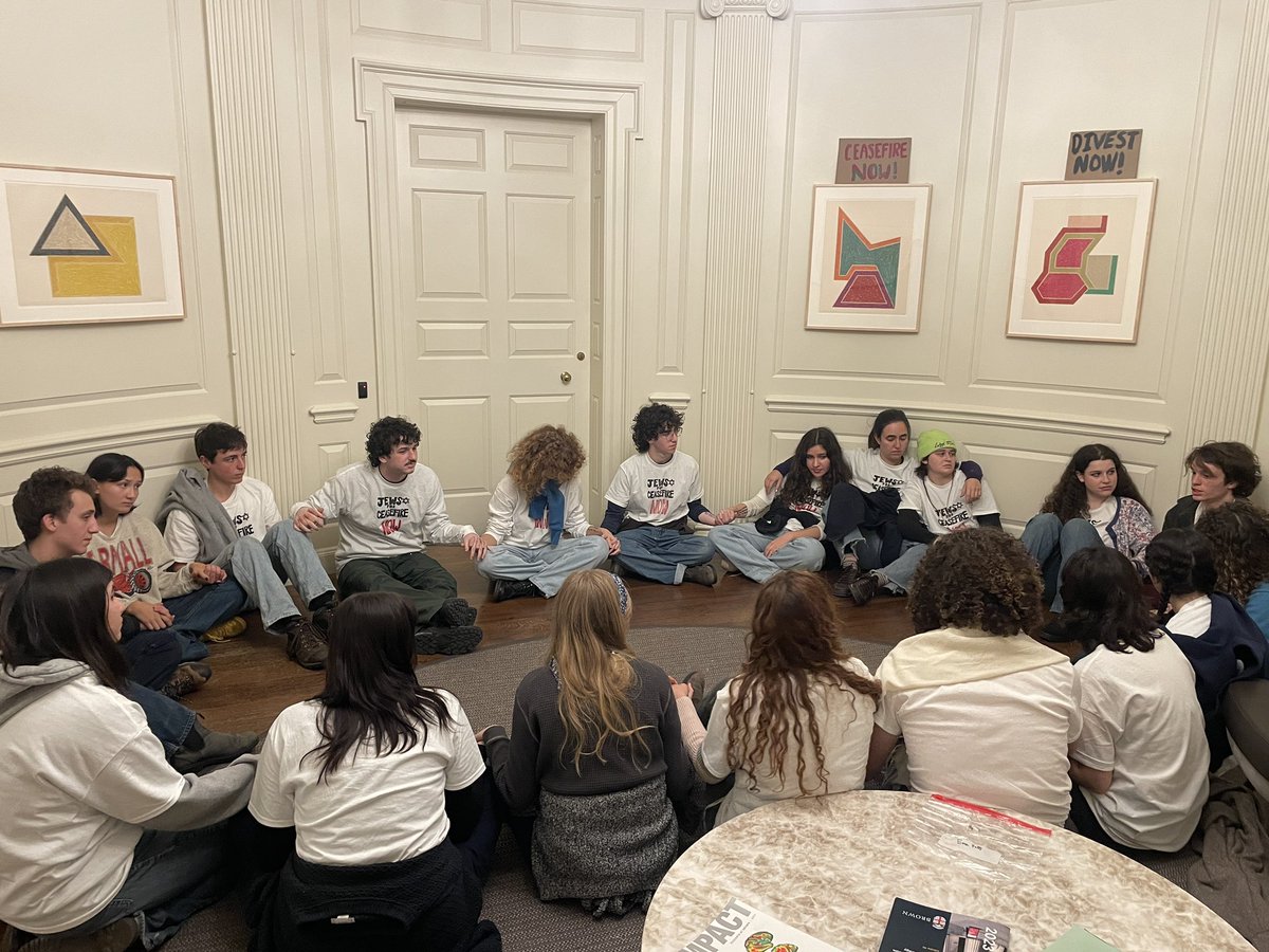 cicialee_'s tweet photo. Jewish students at Brown with @jews4ceasefire have been instructed by the administration to leave the building. But the admin has not agreed to support ceasefire or divestment. Instead, the 20 students are staying, singing, and continuing to call on Brown to support a ceasefire. https://t.co/FAUWWcnbYu