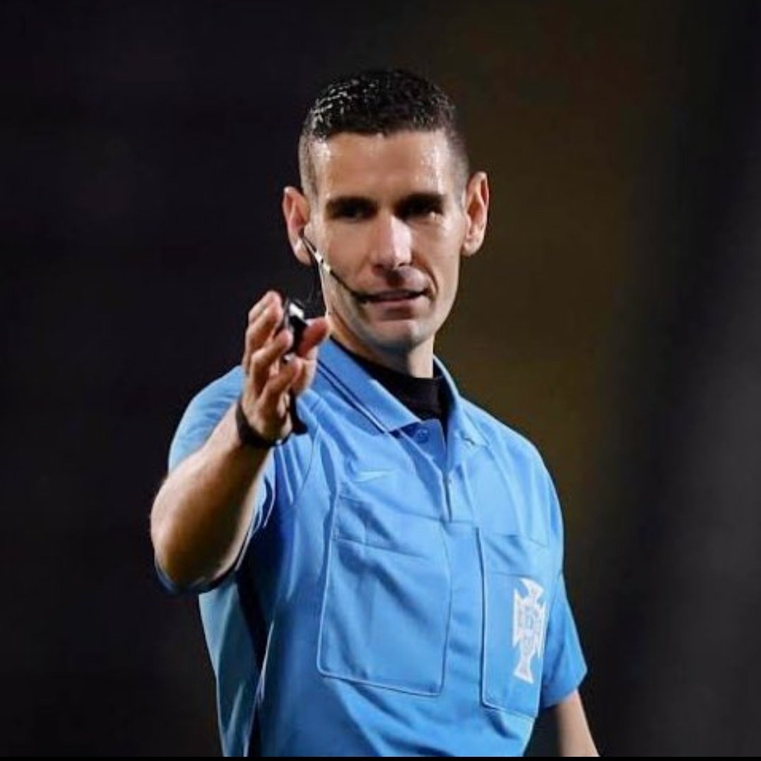 selmkilic's tweet photo. @ChampionsLeague If you make a referee of a man who does not have the slightest knowledge about football, he will be the killer of the match.  UEFA we applaud you https://t.co/gzcyamy3Px