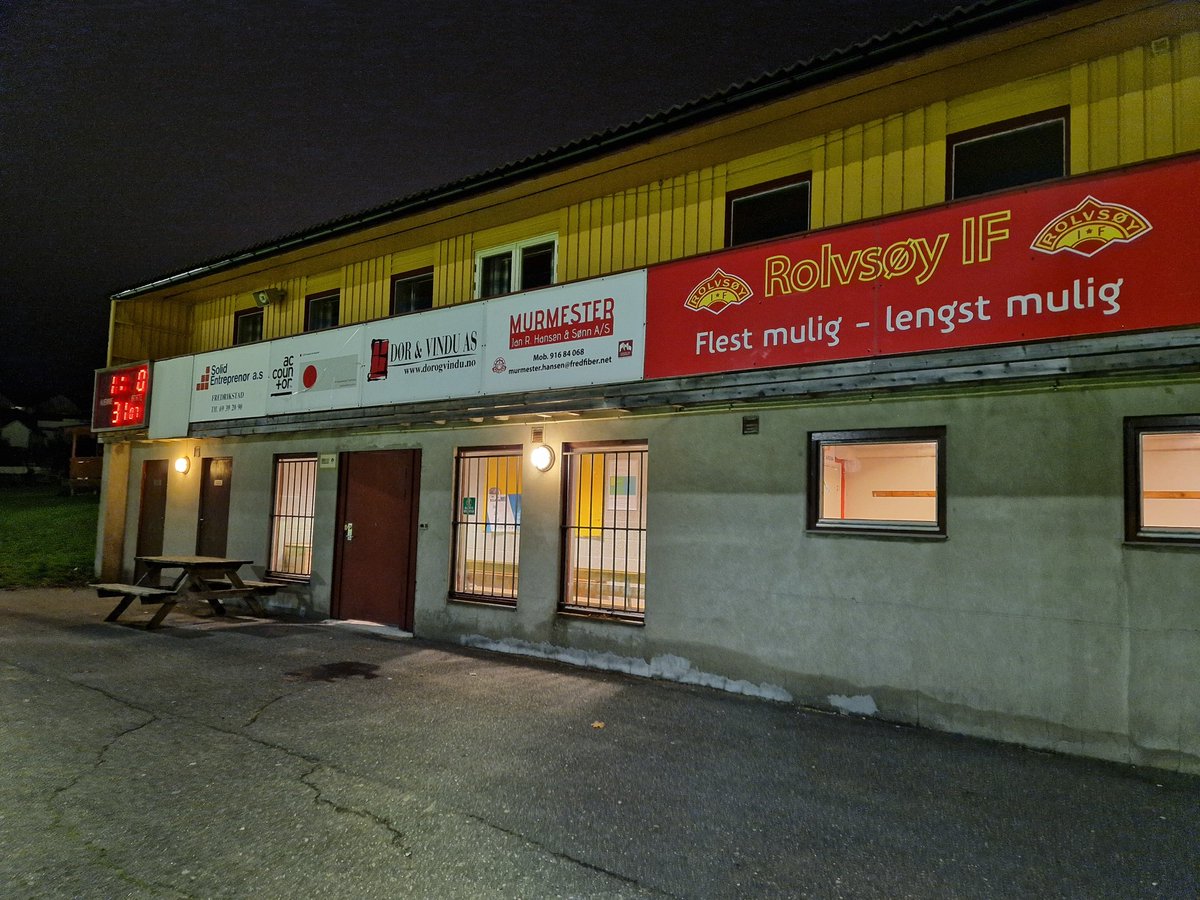 Kamp for å unngå nedrykk i Fredrikstad i kveld 🇧🇻 Taperen ville gå ned. Ingen tvil på det flotte anlegget til Rolvsøy IF. Hjemmelaget klart best og kan se frem til ny sesong i 6.div. Stort pluss for kiosk og god vaffel!
<a href="/RolvsoyFotball/">Rolvsøy Fotball</a> vs <a href="/Hafslund1934/">Hafslund IF</a> 6-0