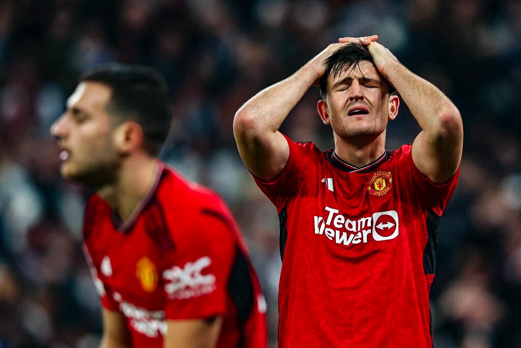 JustAFootyFan_'s tweet photo. It's so difficult playing against 11 players, the referee, the assistant referees and VAR.

It's even more difficult when you're down to 10 men. 

Very disappointing result. But a fair bit to be proud of for #MUFC tonight. https://t.co/kn8KYk6AqR