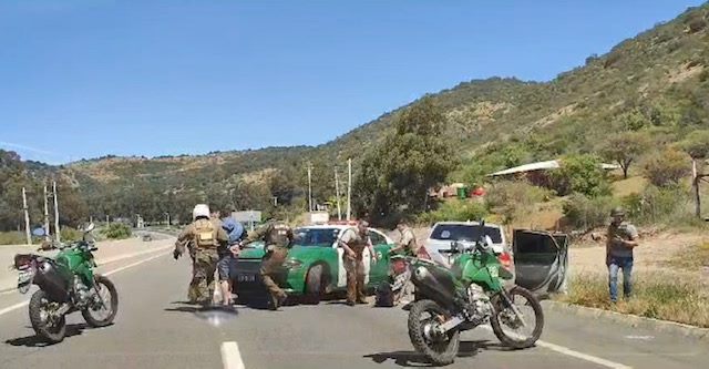 DJ_WALTER's tweet photo. ⚠️ Intenso operativo policial para dar con paradero de empresario secuestrado en Rancagua.

Persecución dejó 3 detenidos, quienes habían huido hacia San Fernando, tratándose de 2 venezolanos y un colombiano. Aún se busca al resto de los ladrones y al empresario. https://t.co/NFRfEIH6ra