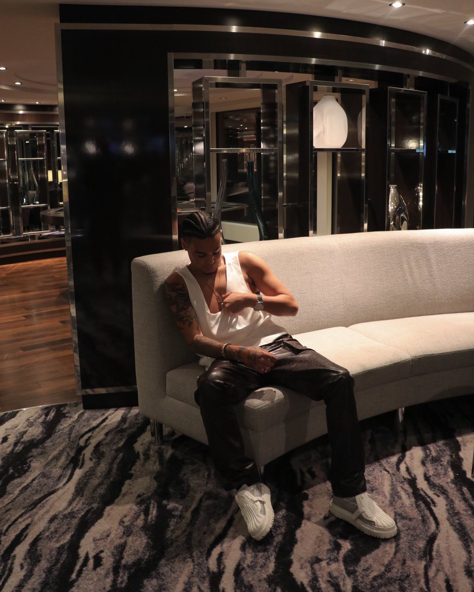 Jaylindoo's tweet photo. I just leveled up, hoes say I got weirder https://t.co/QNFr2chhHw