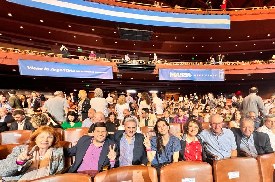 En el #GranRex junto a diputados y diputadas esperando a nuestro candidato a presidente,  @SergioMassa, que va a presentar los 10 acuerdos para el futuro del país. 
#VieneLaArgentina que estábamos esperando.