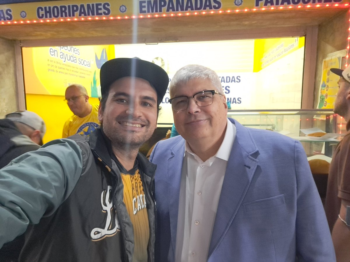 Desde muy chamo llevo escuchando a esta eminencia <a href="/arreazaortega/">Fernando Arreaza Ortega</a> quien con mucha clase y categóricamente narro el final del compromiso vs tiburones.! Duelale a quien le duela el *Pa' que respeten* quedara grabado en la gran historia del circuito! Mi eterno respeto y admiración!