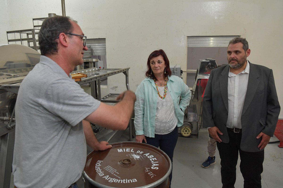 SecTrabajoAR's tweet photo. Por último, recorrió la Cooperativa Apícola #Copap, que con apoyo del programa #EntramadoProductivo del MTEySS pudo comprar una envasadora para su producción de miel 🍯 https://t.co/BHyfYm2MaD