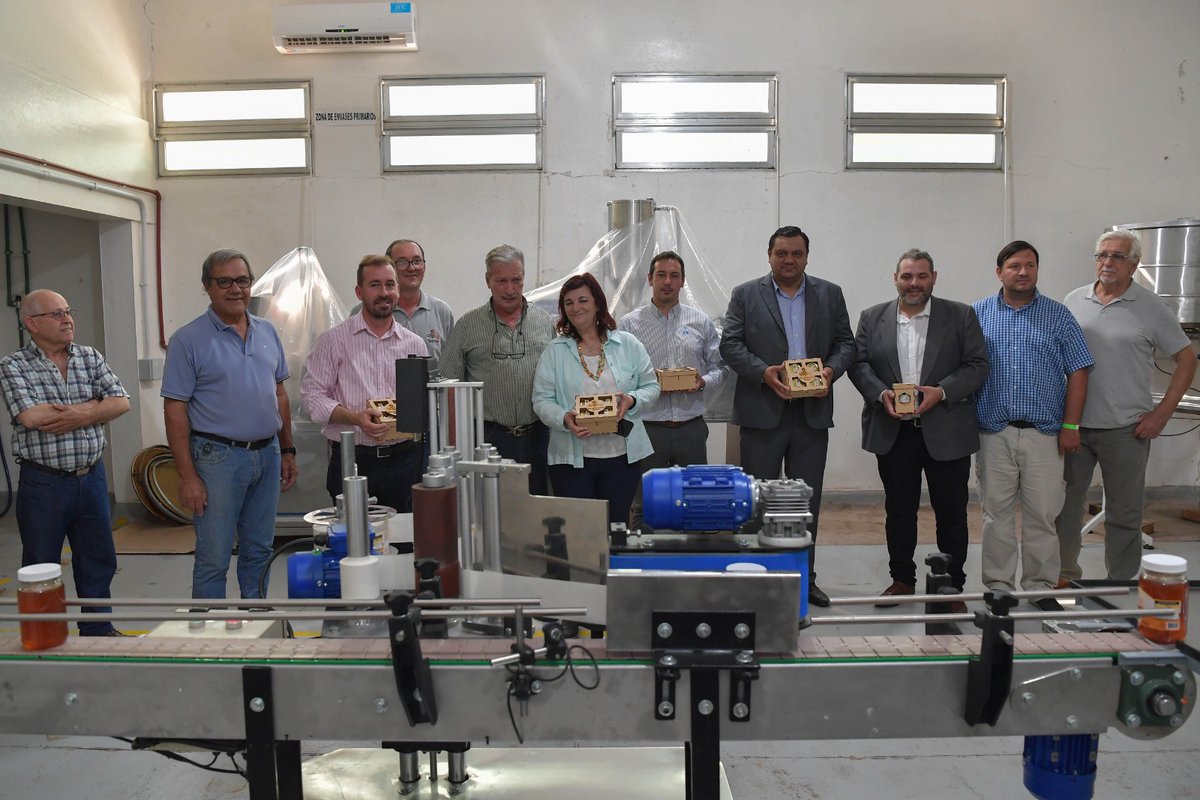 SecTrabajoAR's tweet photo. Por último, recorrió la Cooperativa Apícola #Copap, que con apoyo del programa #EntramadoProductivo del MTEySS pudo comprar una envasadora para su producción de miel 🍯 https://t.co/BHyfYm2MaD