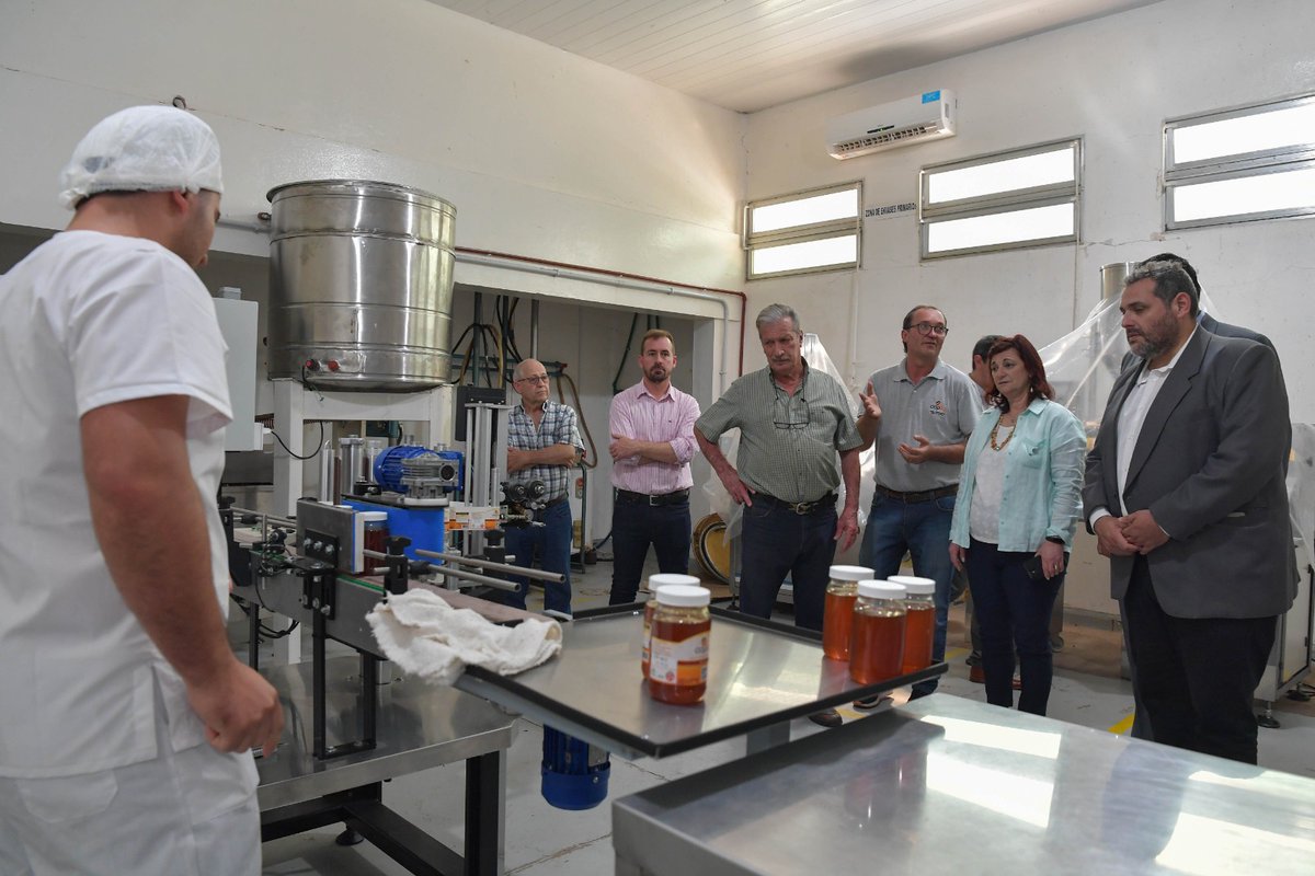 SecTrabajoAR's tweet photo. Por último, recorrió la Cooperativa Apícola #Copap, que con apoyo del programa #EntramadoProductivo del MTEySS pudo comprar una envasadora para su producción de miel 🍯 https://t.co/BHyfYm2MaD
