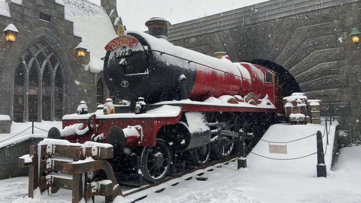 Hogwartssite's tweet photo. Propósitos de la vida: Visitar el parque temático de Harry Potter en Navidad⚡️ https://t.co/ye0fPYXb2O
