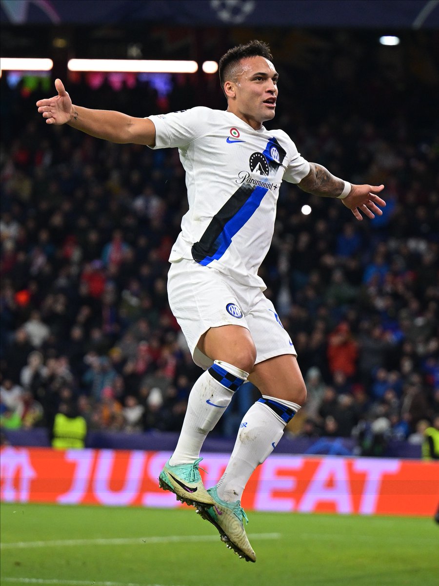 Inter's tweet photo. Quanto volete bene al 🐂?
Gli #InterFans:  👇

#ForzaInter #UCL #SalisburgoInter https://t.co/1PwIRtjbUW