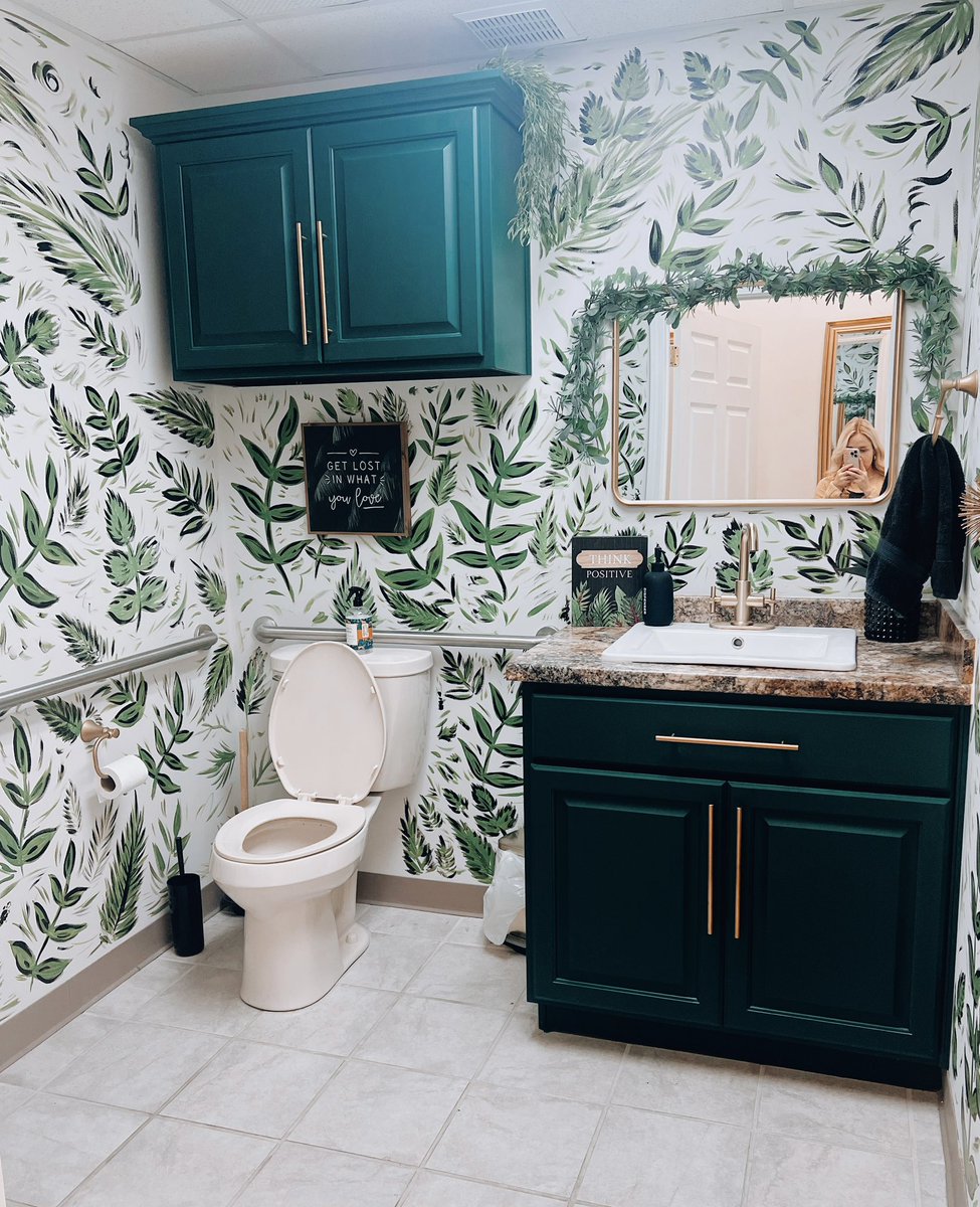 artbybethlath's tweet image. Throwing it back to my favorite mural to date. If I’m not art teacher-ing, I’m just art-ing. 🥰 #artteacher #artist #arteducator @KedcARTS