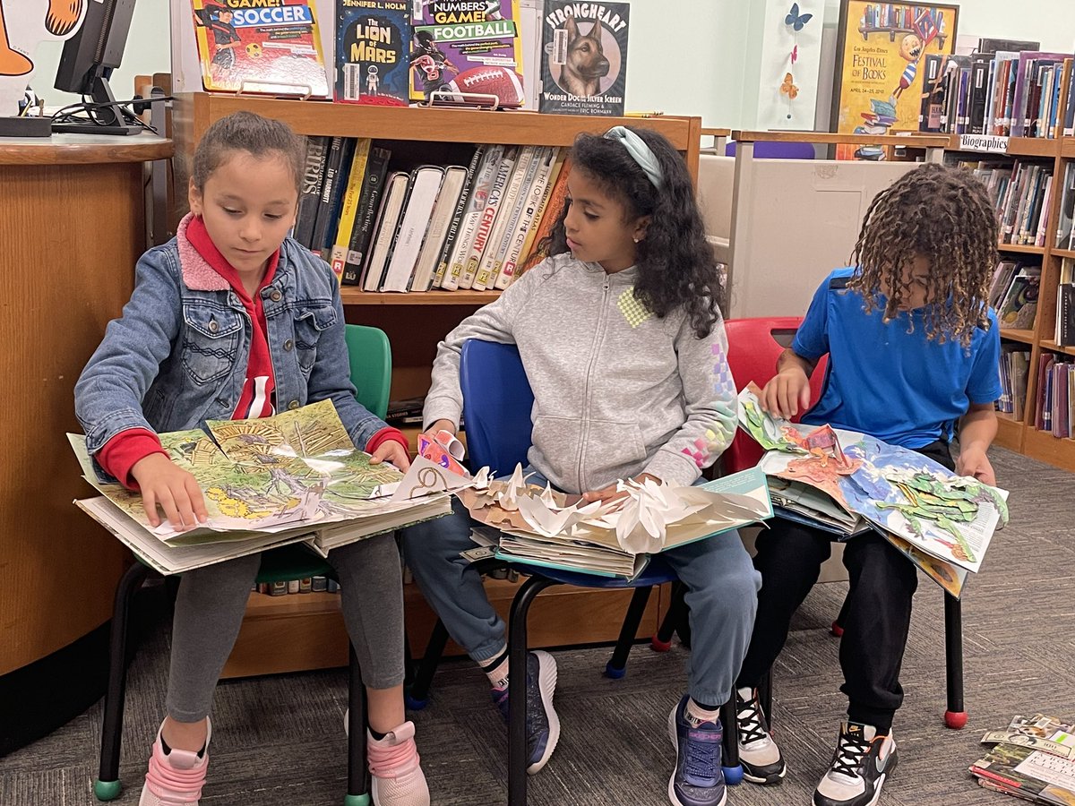Leidlmpsd's tweet photo. We love our weekly visits to the library!@WeAreMPSD https://t.co/tU8wZFHpVT