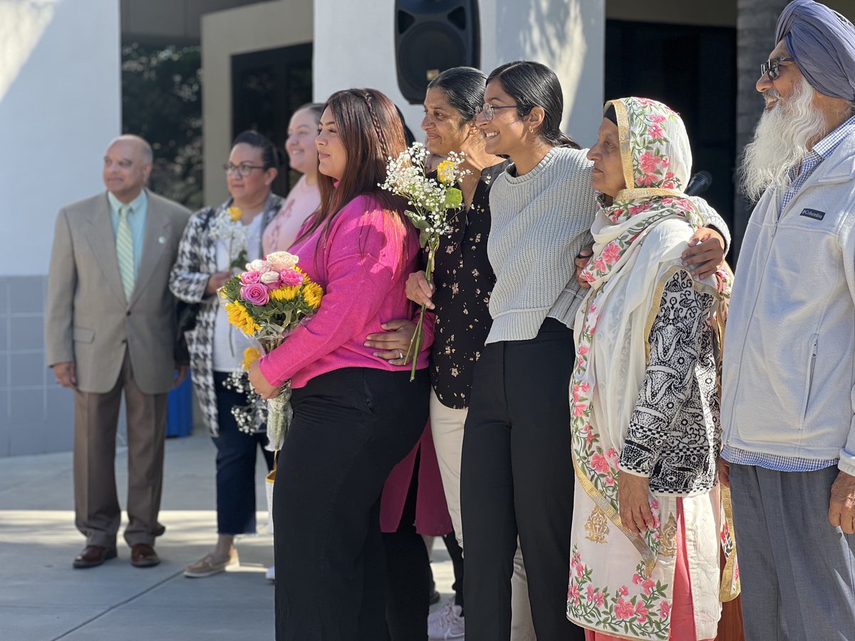 CSUBakersfield's tweet image. Today is #NationalFirstGenerationDay! 👩‍🎓 👨‍🎓 

#CSUB is committed and dedicated to all of its `Runners, but today we celebrate the community of first-generation students who are paving new paths for themselves and their families!  

💙💛 

#RunnersOnTheRise