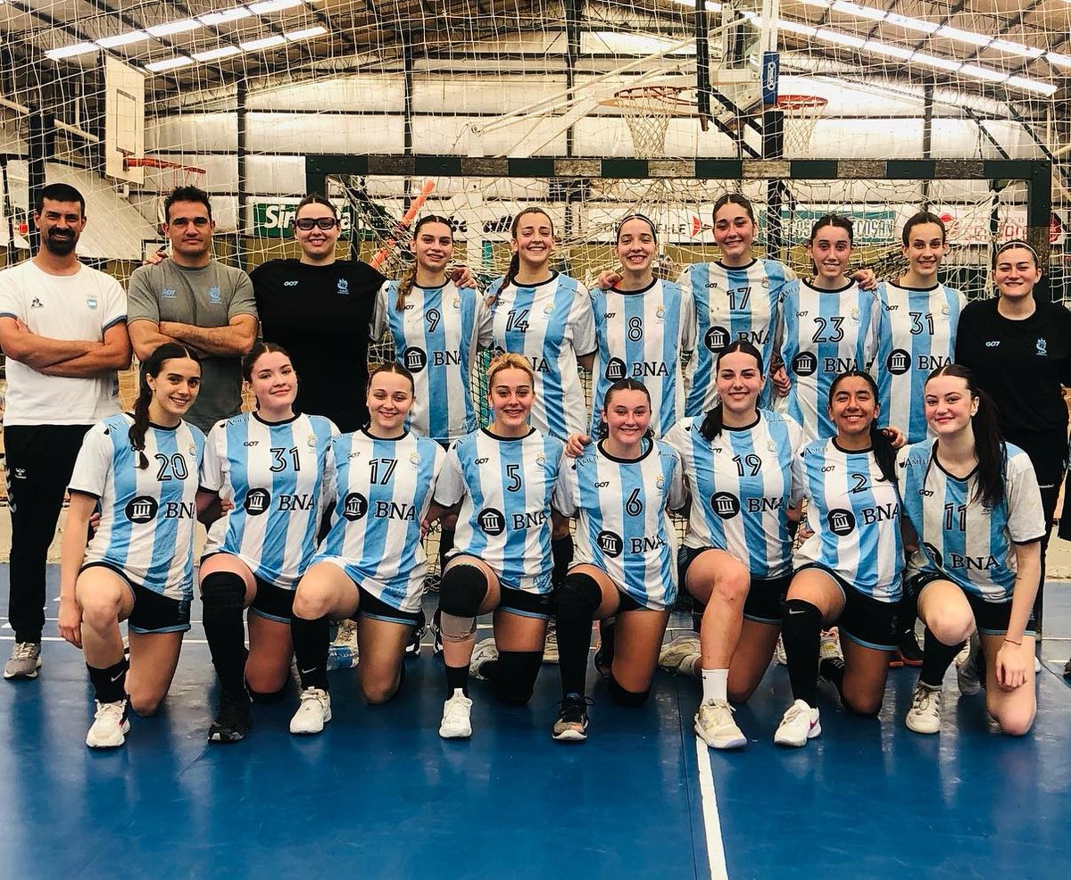 diarioDQ's tweet photo. #Handball | Con la participación de Sofía Gull, la Selección Junior se prepara para afrontar el Torneo Sur-Centro; también las Juveniles.

#CAH #SeleccionArgentinaJunior #SurCentro #SofiGull #CasiListas #DeportesEnQuilmes

Leé más en: https://t.co/Yyg29qHjaI https://t.co/AbdD3DZc77