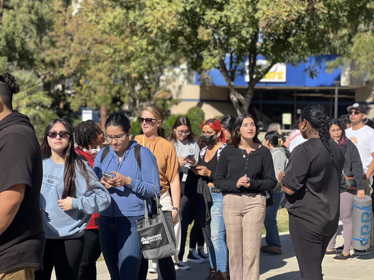 CSUBakersfield's tweet image. Today is #NationalFirstGenerationDay! 👩‍🎓 👨‍🎓 

#CSUB is committed and dedicated to all of its `Runners, but today we celebrate the community of first-generation students who are paving new paths for themselves and their families!  

💙💛 

#RunnersOnTheRise