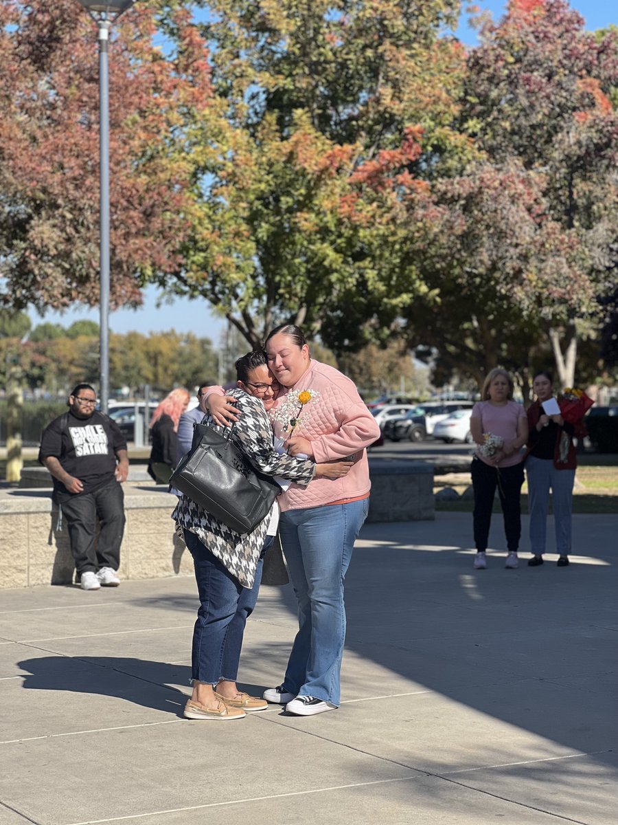 CSUBakersfield's tweet image. Today is #NationalFirstGenerationDay! 👩‍🎓 👨‍🎓 

#CSUB is committed and dedicated to all of its `Runners, but today we celebrate the community of first-generation students who are paving new paths for themselves and their families!  

💙💛 

#RunnersOnTheRise