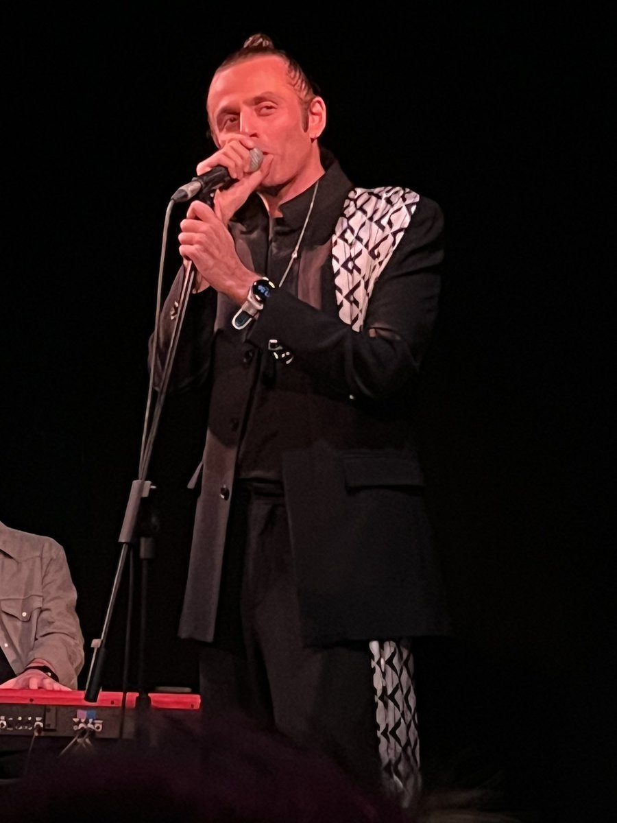 Ha detto di scrivere sui social “bello, lo rivedrei” e in effetti stasera l’ho rivisto per la seconda volta. Dal 10 novembre <a href="/Ghemon/">Ghemon</a> torna in tour con #unacosettacosi, non si può spoilerare quindi fidatevi che ne vale la pena