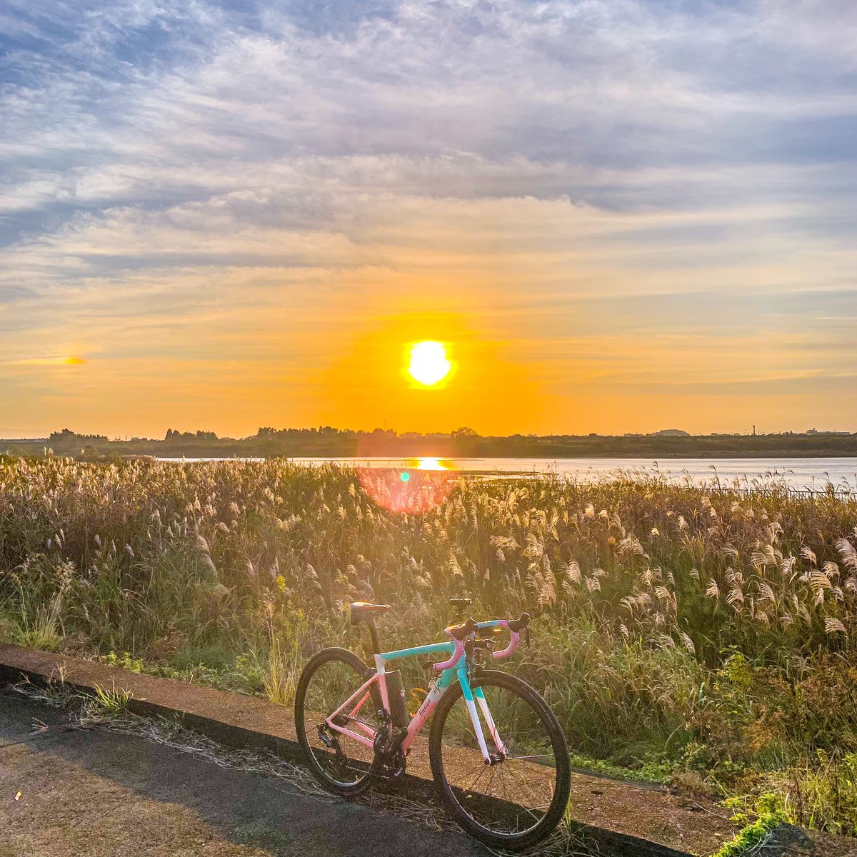 yattsu_EM's tweet photo. 3℃通勤
冬っぽい
#東北 #ロードバイク #サイクリング #cycle #cycling #cyclinglife #cyclingphotos #yattsustyle #ican #delhea #japan #名取サイクリングクラブ #自転車 #通勤 #ロードバイクのある風景 #ロードバイク好きな人と繋がりたい #ロードバイクのある生活 #仙南 #sunshine #朝日 #bicycle https://t.co/BYHxVE7BuC