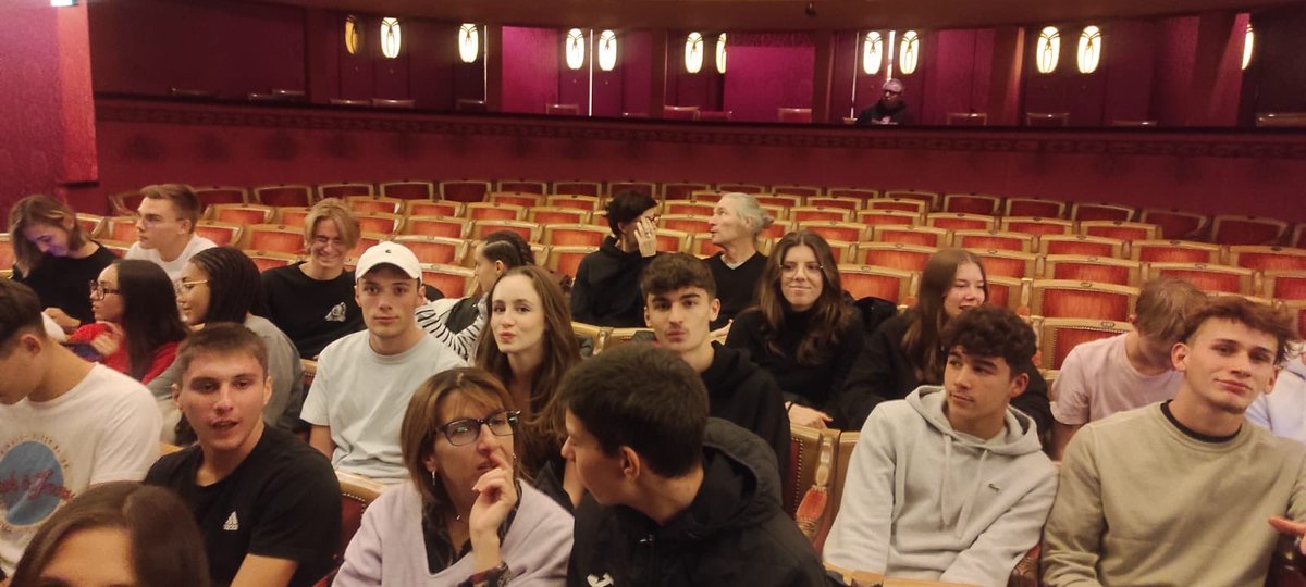 G24Toulouse's tweet photo. La journée culturelle des élèves de la classe PDCAM @actoulouse se poursuit avec une pièce de théâtre « je ne cours pas, je vole » sur le thème du sport de haut-niveau et des sacrifices pour y parvenir.
#jevole
@MostafaFourar @jeanmarcserfaty @pepanier @Paris2024 @DAACToulouse https://t.co/3c9nFSIwJV