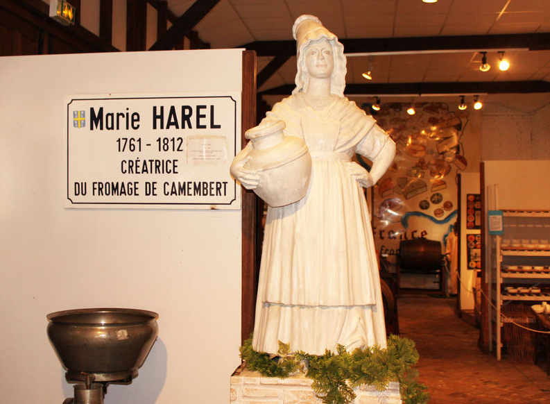 EspaceFrancais's tweet photo. #9novembre 1844 : Décès de Marie Harel
Elle serait, selon la légende, l'inventrice du camembert, avec l'abbé Charles-Jean Bonvoust.
😋 https://t.co/d64VAtsZBX
#MarieHarel #Normandie #Fromage #Camembert #CharlesJeanBonvoust #Crouttes #Vimoutiers #Cuisine #SpécialitésFrançaises https://t.co/dbsjNhxnlT
