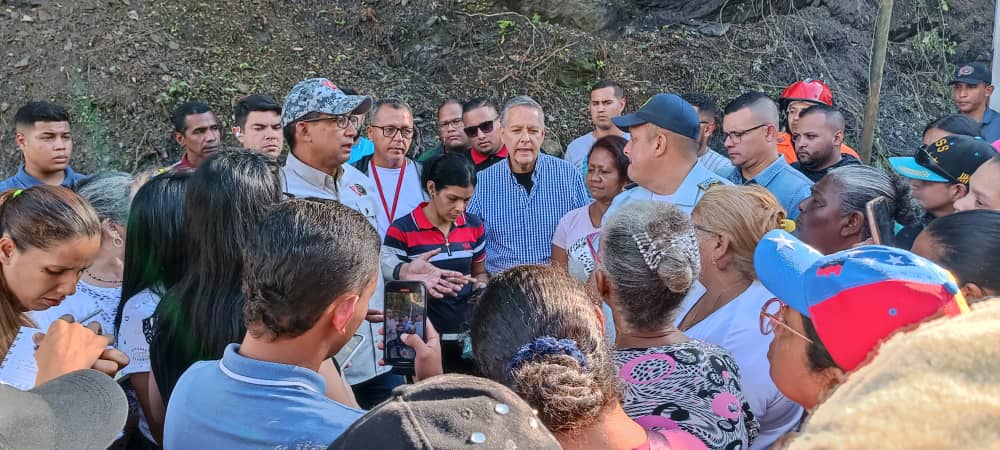 JoseVRangelA's tweet photo. Junto al ministro de Vivienda Ildemaro Villarroel, realizamos un recorrido por las zonas afectadas por las lluvias en el Barrio San Isidro #Petare. Donde se reportan 25 casas con perdida total y más de 30 afectadas 1/2 #UnidadNacionalPorElEsequibo https://t.co/lOdYbYk89o
