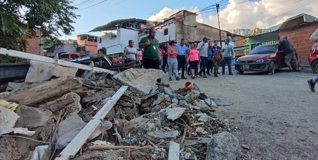 JoseVRangelA's tweet photo. Junto al ministro de Vivienda Ildemaro Villarroel, realizamos un recorrido por las zonas afectadas por las lluvias en el Barrio San Isidro #Petare. Donde se reportan 25 casas con perdida total y más de 30 afectadas 1/2 #UnidadNacionalPorElEsequibo https://t.co/lOdYbYk89o