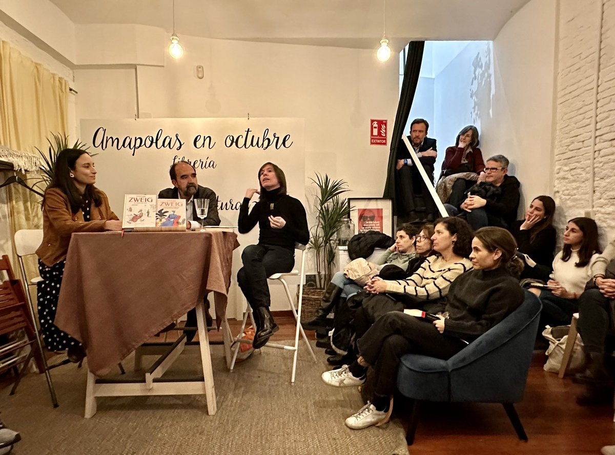 XoseCastro's tweet photo. Ha sido delicioso oír a Carlos y a Claudia hablar sobre sus —muy distintos— modos de emprender la traducción de obras del gran Stefan Zweig, y honrar la traducción y a los traductores. Qué suerte tienen vuestros estudiantes...
¡Gracias, @LibreriAmapolas, por organizar actos así periódicamente!
Gracias, @RosaLlopis_, cómplice.