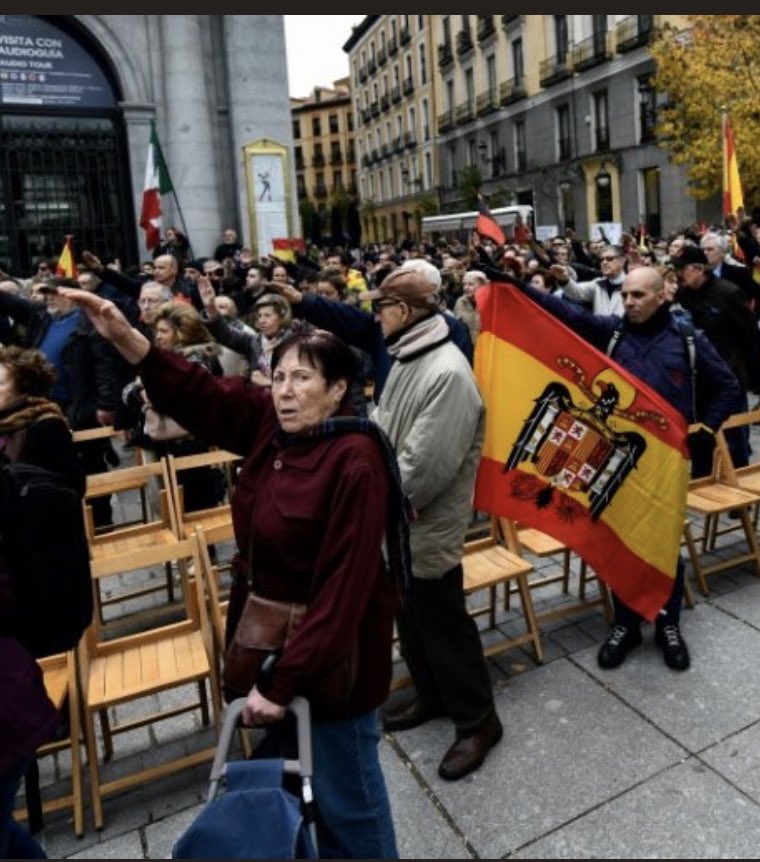 AndaluciaSinVOX's tweet photo. En 2023 que antes de ir al mercado una fachapobre se ponga a cantar el cara al sol no entra en mi cerebro https://t.co/MhSTf7ZhLh