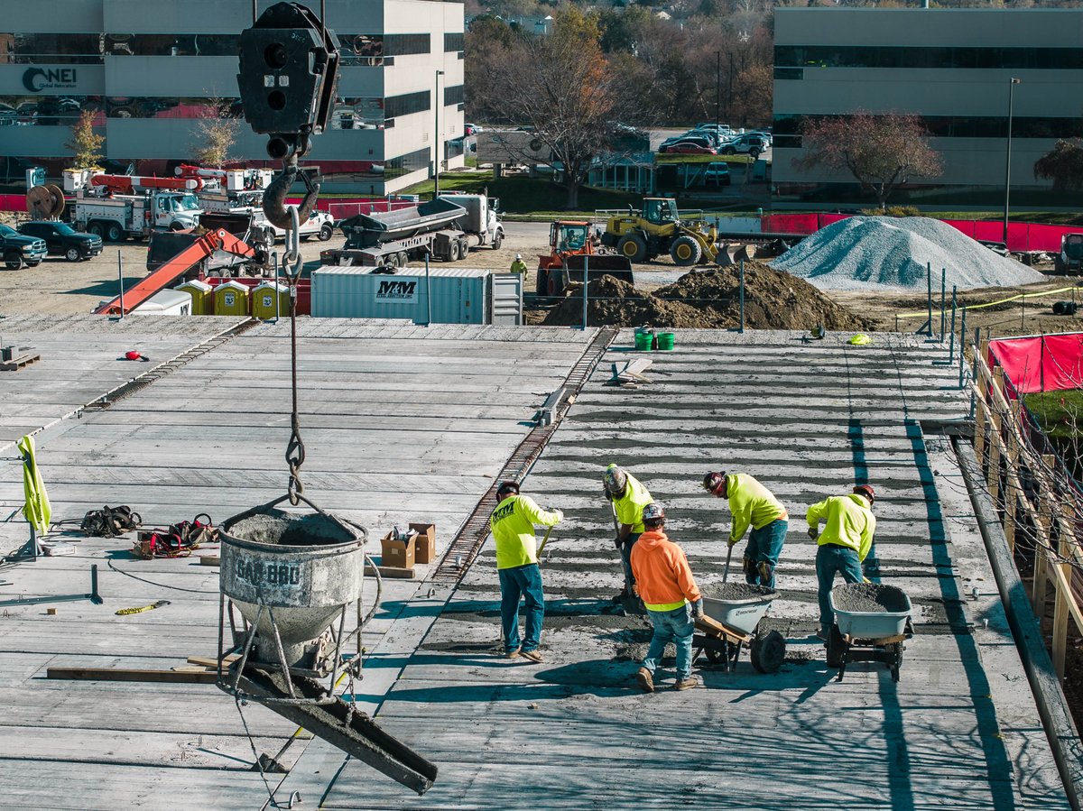 RoncoOmaha's tweet image. Reaching new heights at 24 Hour Conversion on 120th &amp;amp; Blondo. New apartment complex on the way. 

 #RoncoBuilt #construction #Omaha 
#OmahaNebraska#ConstructionLife
#HeavyEquipment