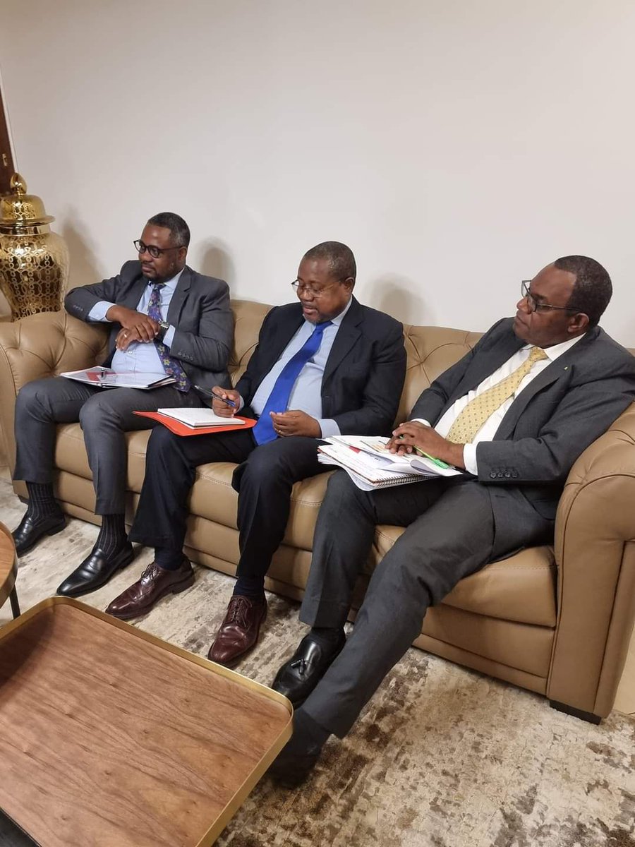 Le Ministre du pétrole, M.#Marcel_Abéké a devisé,ce 08.11.23,avec MM. #Gaétan_Mboza et  #Gacyen_Mouely_Mouanga, dirigeants du Cabinet #3M_PARTNERS_et_CONSEILS. Actualisation du code des hydrocarbures et audit des coûts pétroliers ont meublé les échanges.
<a href="/Comgouv_GA/">Comgouv</a>