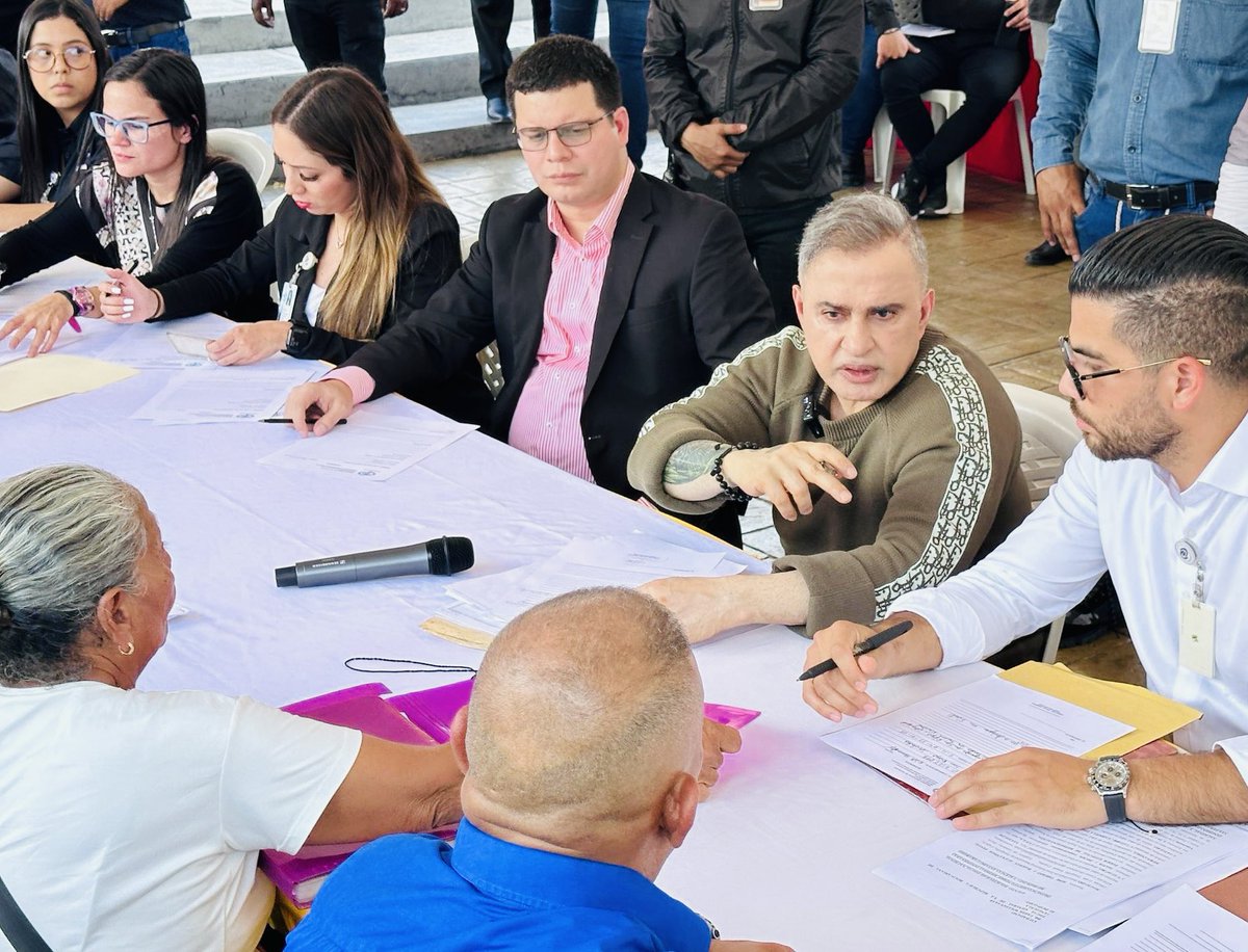 TarekWiliamSaab's tweet photo. #HOY… en la Plaza Bicentenaria de Valencia (Carabobo)  participé en la excelente jornada EL MINISTERIO PÚBLICO VA A TU COMUNIDAD: donde junto a 30 fiscales del @MinpublicoVEN se atendieron a más de 300 personas cuyas #denuncias fueron personalmente atendidas para darle trámite inmediato para su resolución… 

En el Ministerio Público bajo nuestra gestión hemos creado este programa de atención popular único en el mundo que expresa nuestra especial compromiso por la JUSTICIA Y LOS DERECHOS HUMANOS.