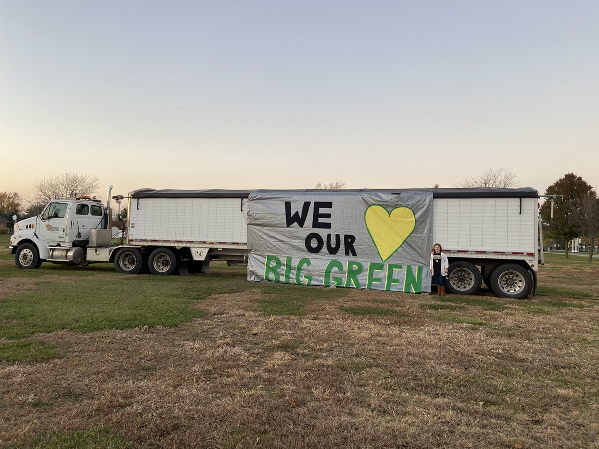 ackaverman10's tweet photo. Small town love for the boys soccer team. First time going to state in school history. ⚽️ #ottovillebiggreen https://t.co/VVTBeQ3mUM