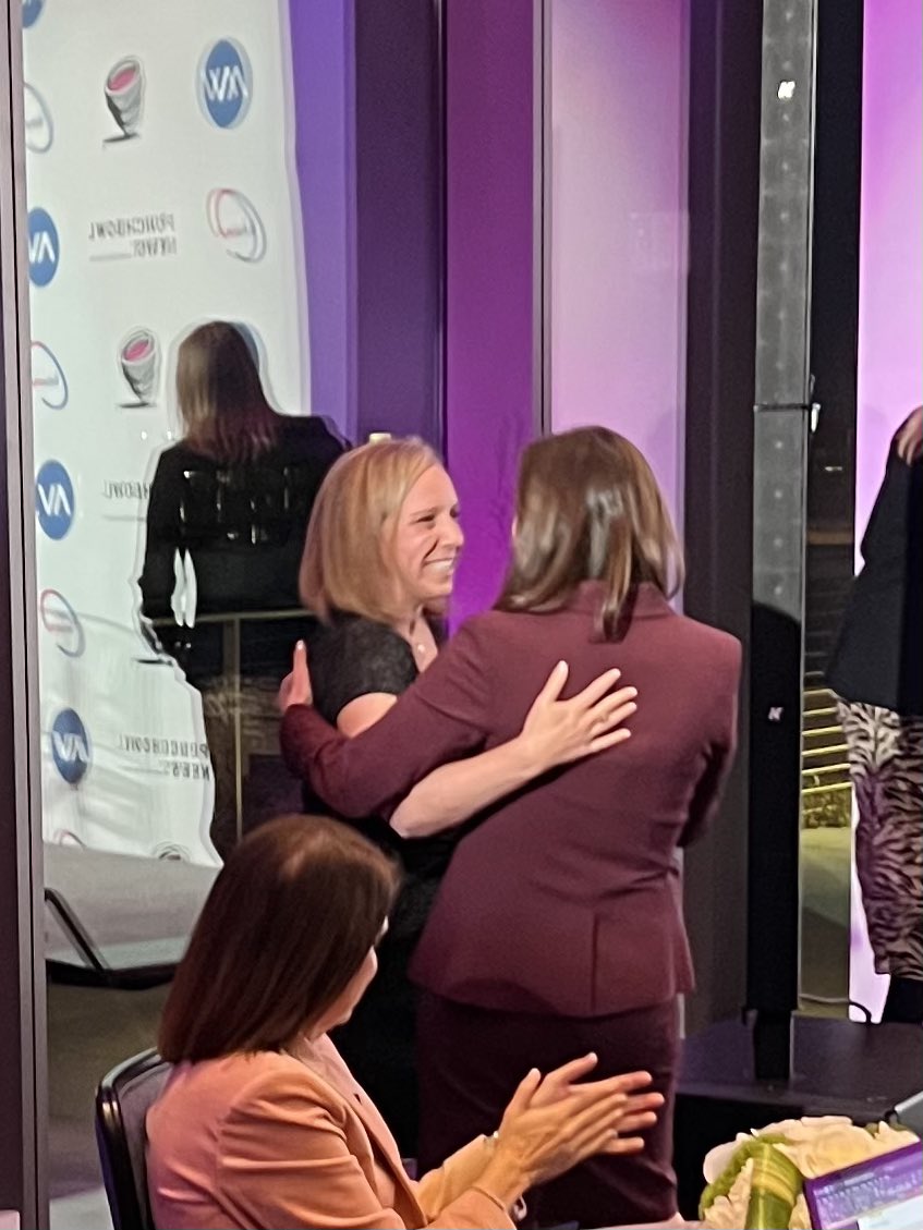 holly_harris's tweet image. Packed house for @PunchbowlNews @Arnold_Ventures @jointhenetwork #NEWPOWERPLAYERS event featuring  @SenKatieBritt talking her new book #GodCallsUsToDoHardThings! Such a cool moment when @KellyMcManusEdu announced Sen. Britt’s sponsorship for 2 #HigherEdReform bills!