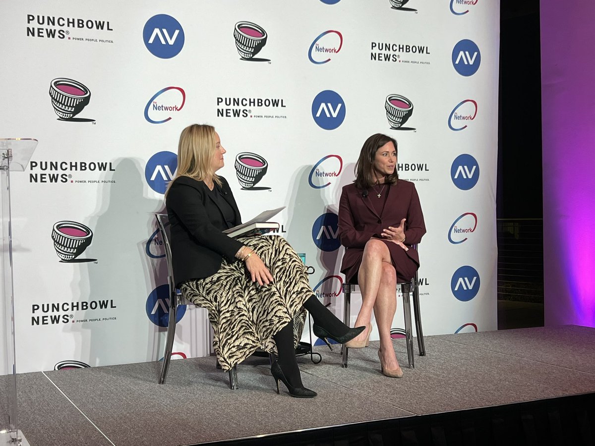 holly_harris's tweet image. Packed house for @PunchbowlNews @Arnold_Ventures @jointhenetwork #NEWPOWERPLAYERS event featuring  @SenKatieBritt talking her new book #GodCallsUsToDoHardThings! Such a cool moment when @KellyMcManusEdu announced Sen. Britt’s sponsorship for 2 #HigherEdReform bills!