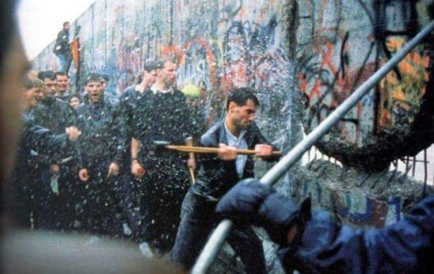Marodriguez1971's tweet photo. Pues ahora parece como, imposible pero hace 34 años conocimos un momento histórico de derribar muros.
Pero para unir. https://t.co/b1ZFzLPBwG