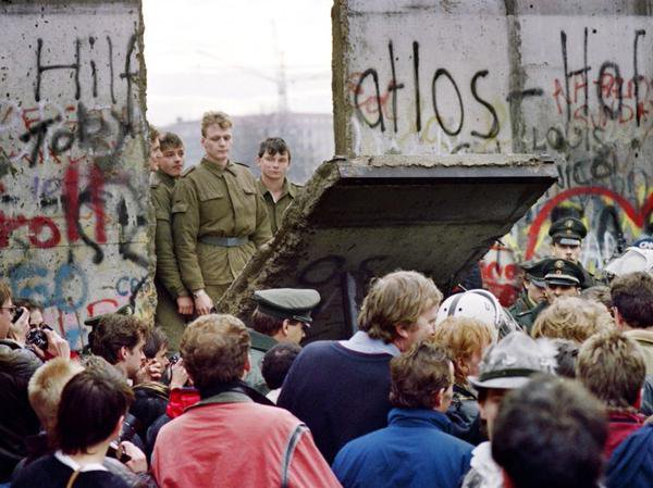 Marodriguez1971's tweet photo. Pues ahora parece como, imposible pero hace 34 años conocimos un momento histórico de derribar muros.
Pero para unir. https://t.co/b1ZFzLPBwG