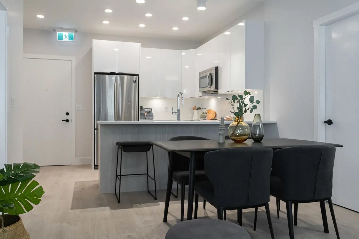 KellyFryTeam's tweet photo. 📷 #Justlisted! This 1 BED + DEN, 1 BATH condo at the ICON in #Langley is a must-see. Featuring chrome fixtures, walk-in closet, laminate flooring, and more. Residents' gym and yoga studio included. Completion on: January 2024. Contact for details! https://t.co/Jn7iNGRn4j