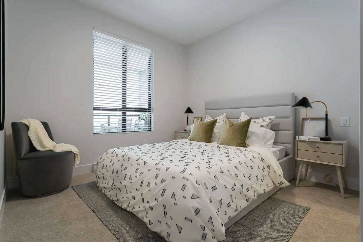 KellyFryTeam's tweet photo. 📷 #Justlisted! This 1 BED + DEN, 1 BATH condo at the ICON in #Langley is a must-see. Featuring chrome fixtures, walk-in closet, laminate flooring, and more. Residents' gym and yoga studio included. Completion on: January 2024. Contact for details! https://t.co/Jn7iNGRn4j